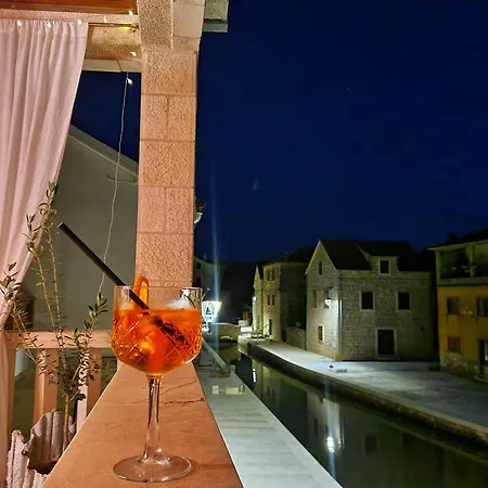 Vetus Pontem Apartment